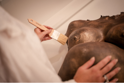 nikita aan het werk met buste