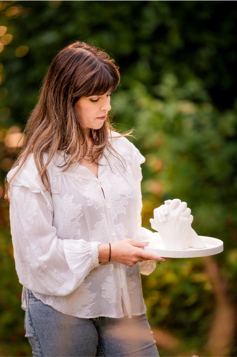 nikita met gipsbeeld van handen